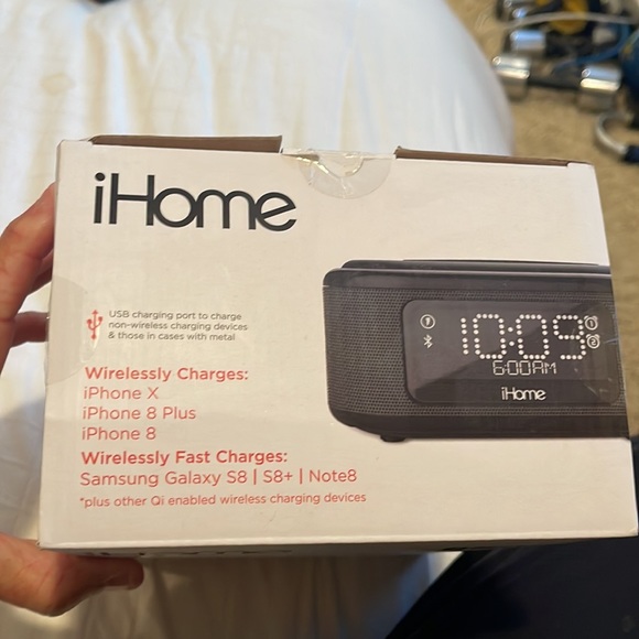 iHome stereo speaker system with Dual Alarm Clock+Dual Charging. - Picture 4 of 4
